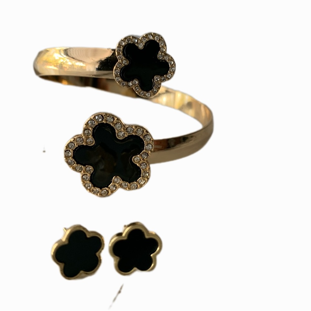 CLOVER EARRINGS AND BRACELET SET FOR BIGGER WRIST GREAT QUALITY